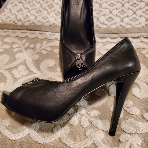 - Alexander McQueen Iconic skull zipper platform stilettos - Picture 5 of 16